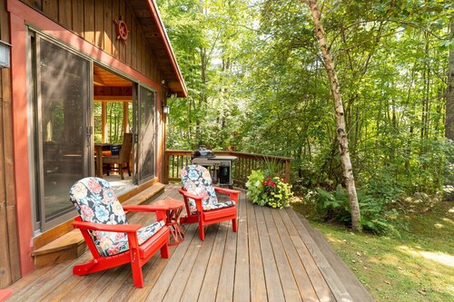 Lakeside Story - Log Cabin, Fire Pit, Beach!