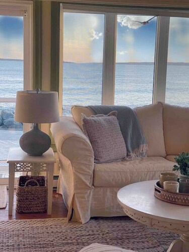 Relaxing Oceanfront Retreat . Hot tub -sauna-pool-clear domes-private