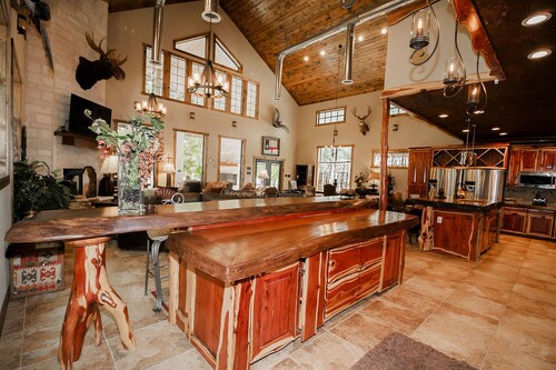 Porter's Tree Haus, Exclusive Private Riverfront @Vacation Frio River "Hot Tub"