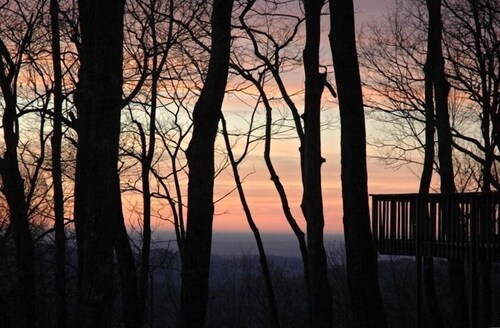 Hot Tub! FAST WiFi, Firepit! Hiking off Property! 70"&60” HDTVs Cozy 4BR House.