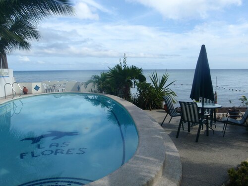 Las Flores Country & Beachside Hotel