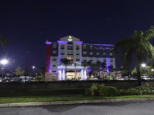 Holiday Inn Express & Suites, International Drive, an IHG Hotel