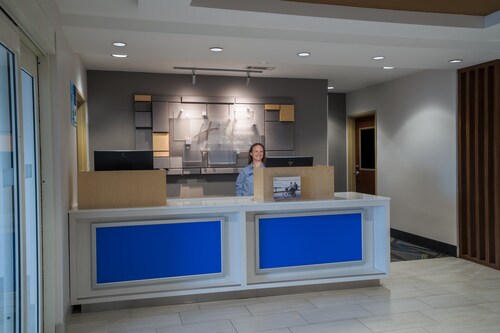 Holiday Inn Express Hotel & Suites Talladega, an IHG Hotel