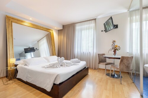 Aston Hotel