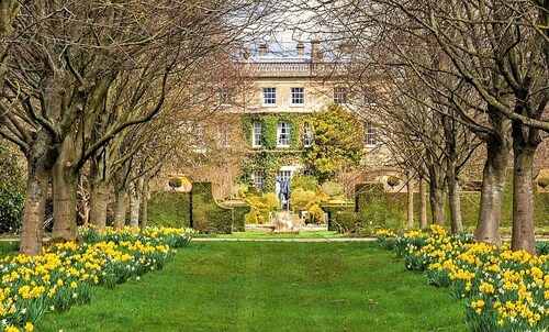 Tranquil cottage in Cotswolds with tennis court