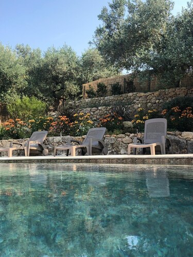 beautiful house in olive grove, infinty pool and hot tub, panoramic view 8 pax