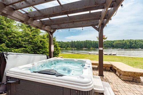 Lakefront Castle w/ Pool, Hot Tub & Dock Slip