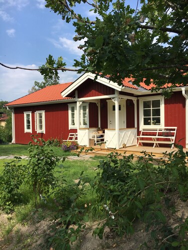 2 HĂ€user im Stockholmer Archipel in der NĂ€he des Ozeans mit moderner Ausstattung