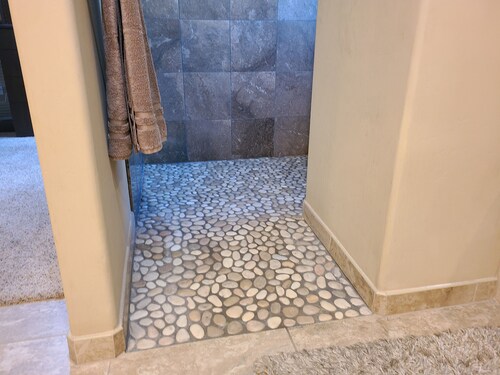 Mountain Views, Backyard Trail Access, 3 King Beds