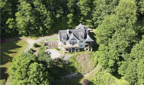 Beautiful Long Range Mountain Views, Minutes from Downtown Hendersonville, NC