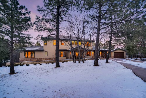 Modern Home, 3 Family Rooms, 3 Decks, 1 Mile from Broadmoor, 500’ above CoS.