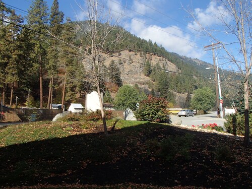 You need a getaway! 1st Floor Alpine Village Condo. Walk to town!