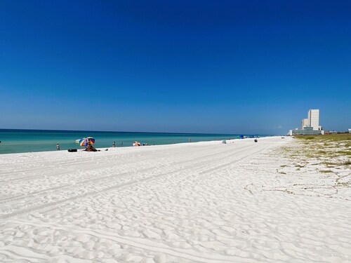 Bid A Wee Bungalow| Outdoor living| Private Pool & Private Beach Access| EV Charging