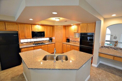 NV8876 · Private Pool | Spa | Pool Table | Poker table | Putting Green | Wifi