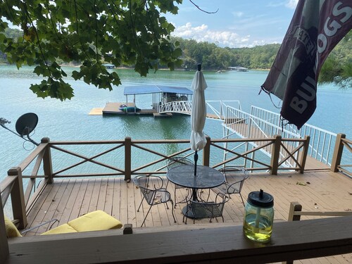 3 bedroom Lakefront Cozy Cottage only a few steps to the lake! NO PETS!!!