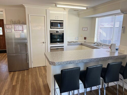 The Chilli Spot - Family accommodation beach-side. Walk into to town & beach!