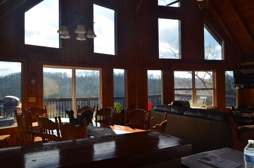 Lake front home, Hot tub, Boat dock near Flat Hollow Marina in Speedwell Tn.