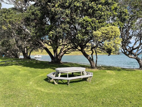 The Yellow Bach on Campbells Beach; kayaks wifi sky sport Netflix sleeps 4