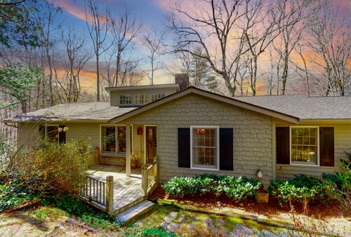 Secluded retreat 5 min from Mainstreet - Covered Deck - Fireplaces - NEW UPDATES