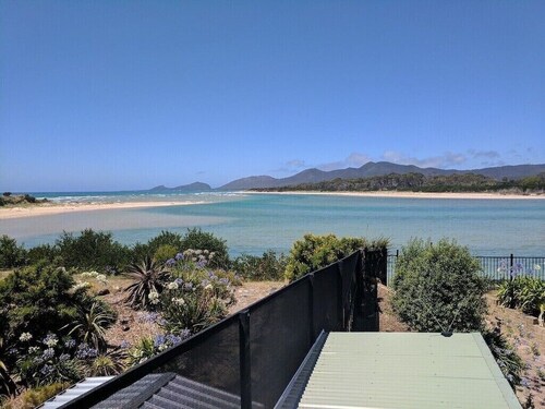 HELLYER SANDS fully self contained holiday house