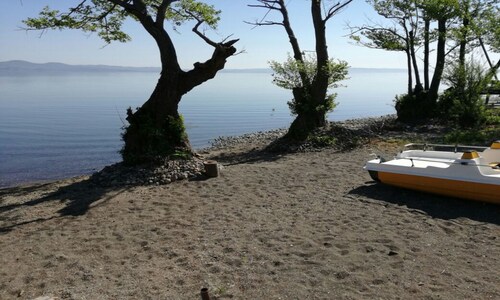 Villa indépendante avec plage privée au bord du lac