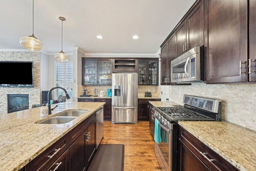 Upscale, Spacious Farmhouse in Central Denver