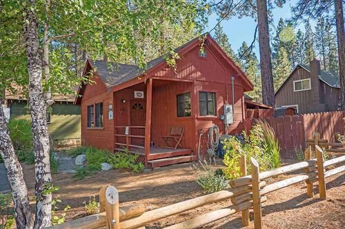 Romantic Cabin for 2- Private Hot Tub, Convenient to Heavenly, Lake and...