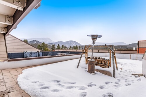 Spacious condo with hot tub, pool, sauna - bus to town/slopes