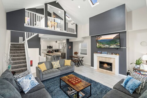 Dramatic Wrigley Loft +PRIVATE Rooftop, Center of Wrigley, Ranked GUEST FAVORITE