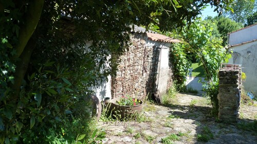 CHEZ GUSTINE** (Ideal for relaxation, heated swimming pool, base for sightseeing)