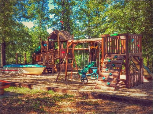 Wilderness Retreat Cabin- Lg Game Room, Private Hot Tub; 1 Mile to Thunder Ridge