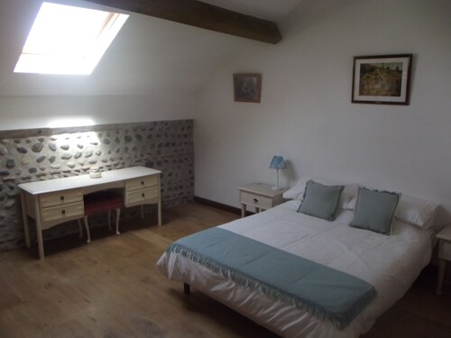 JULIET - Beautifully Restored Barn With A Large Pool And Mountain Views