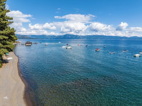 Classic Lakefront Tahoe Cabin, Dog Friendly, Halfway Between Northstar and Palisades!