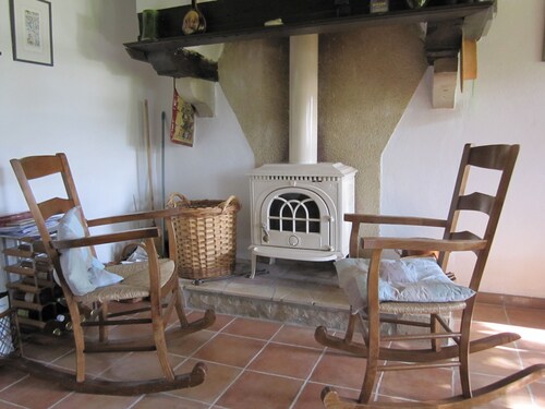 Charming Cottage,tranquil setting, stunning views.Large private garden with pool