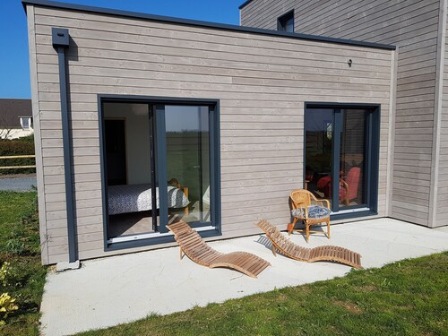 Maison moderne en bois, dans un village de bord de mer, plages du débarquement