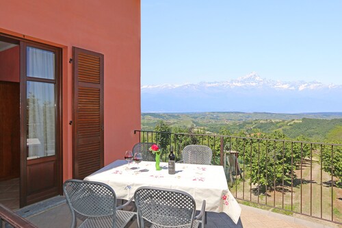 Apartment in farmhouse in the heart of the Langhe, near Barolo