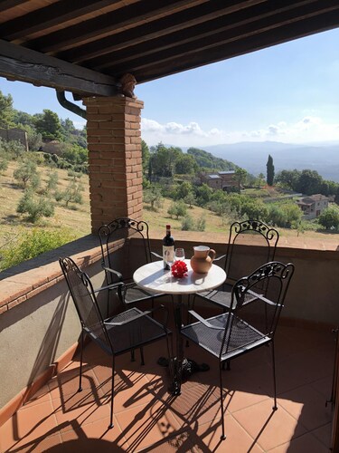 freistehendes ruhiges Landhaus mit großer Terrasse und toller Aussicht