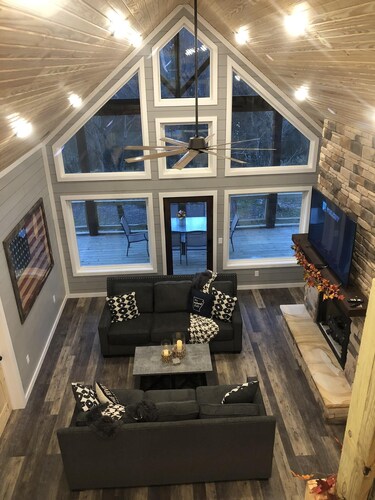 SPECTACULAR CABIN on the White River! EV charger on site.