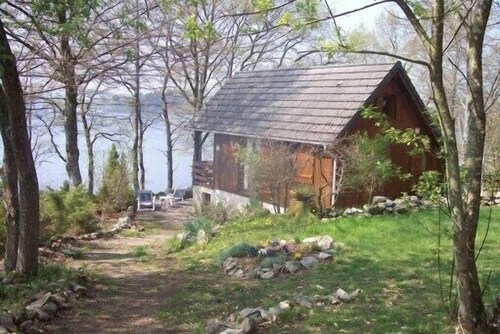 CHALET AU BORD DU LAC DES SETTONS
