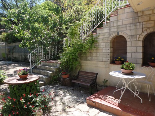 Maison provençale, grande piscine, 1000 m2 de jardin, trampoline et jeux, 3***