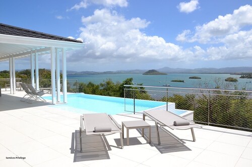 Quiet luxury villa with infinity pool, on the golf course with sea view