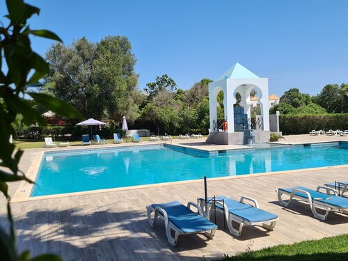Charmant huis met airconditioning in residentie met zwembad, vlakbij het strand en golf
