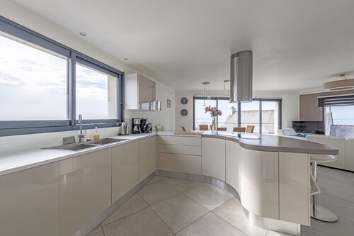 Maison vue mer exceptionnelle, piscine intérieure chauffée, spa, sauna.