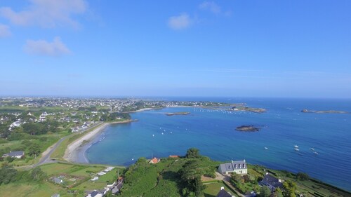 Maison lumineuse avec jardin et spa à 100 mètres de la plage. Animaux acceptés.