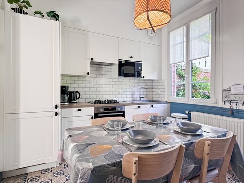 Charming cottage with bay view and garden