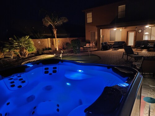 4 Bdrm 2.5 baths, private pool and spa, Putting Green, on the Golf Course!