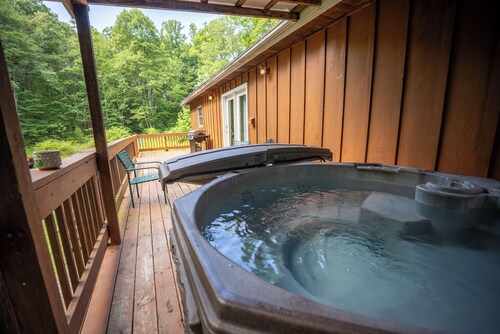 Mountaineer Cabin 5 - 3 Bdrm with Hot Tub close to New River Gorge National Park