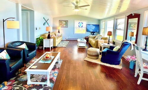 Up North Getaway, Pet friendly, Dock, Kayaks, Firepit, Views. Near Mackinaw City