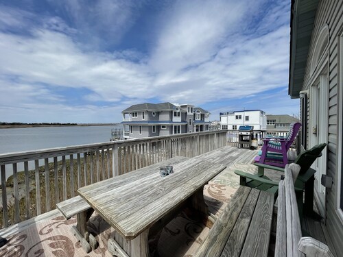 Bay Front Home with Amazing Sunset Views, Short block to Beach, centralA/C,kayak