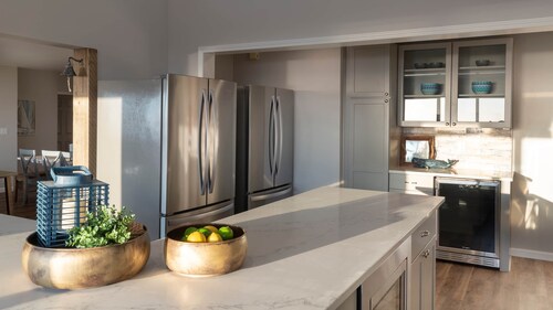 The Oregon Beach House, Sleeps 12, Hot Tub, Theater Room, WiFi, Oceanfront, Beach Access, BBQ